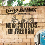 キング・ジャミーが自身の手掛けたブラック・ウフルのデビュー作とそのダブ盤をセルフ・リメイク、U・ロイやクロニクスら新旧スターも招致