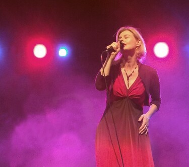 ジュリア フォーダム Julia Fordham がbillboard Liveに降臨 中島みゆき 地上の星 のカバーも話題の名シンガーソングライターの歩みをおさらい Mikiki