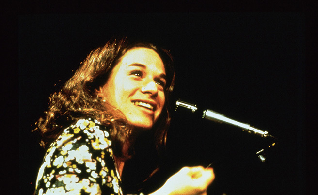 つづれおり〉のデブ猫はもしや守護神!? キャロル・キングの功績讃えた