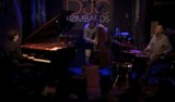 仏ピアニスト、バティスト・トロティニョンがジェフ・バラード擁するトリオでのキレキレなライヴ映像公開