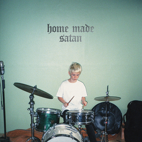 チャスティティ 『Home Made Satan』 キュアーら通じるポップセンスとエモを連想させるサウンドメイク Mikiki