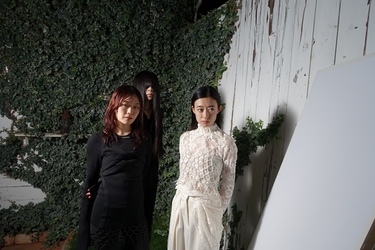 羊文学がNO MUSIC, NO LIFE.ポスターに登場、撮影レポートをお届け