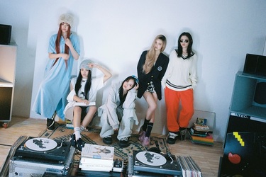 New Jeans How Sweet & Bubble Gum ニュージーンズ NewJeans (뉴진스) 'Bubble Gum' Official MV - YouTube