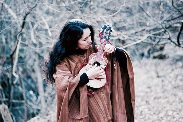 イルマ・オスノ『タキ　アヤクーチョ』 ペルー高地の暮らしに生きる歌を、ケチュア語とユニークな音で紡ぐ人