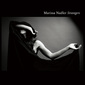 マリッサ・ナドラー 『Strangers』 モノクロームな色調のサウンド&可憐で底知れぬ虚無秘めた歌声が儚い幻夢の如き傑作