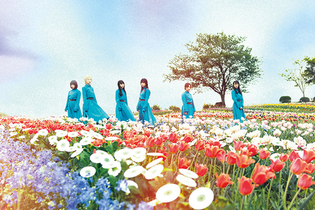 普遍的な『Life is beautiful/HIDE the BLUE』と過激な『NON TiE-UP』で、BiSHが提示する新たな振り幅とは?