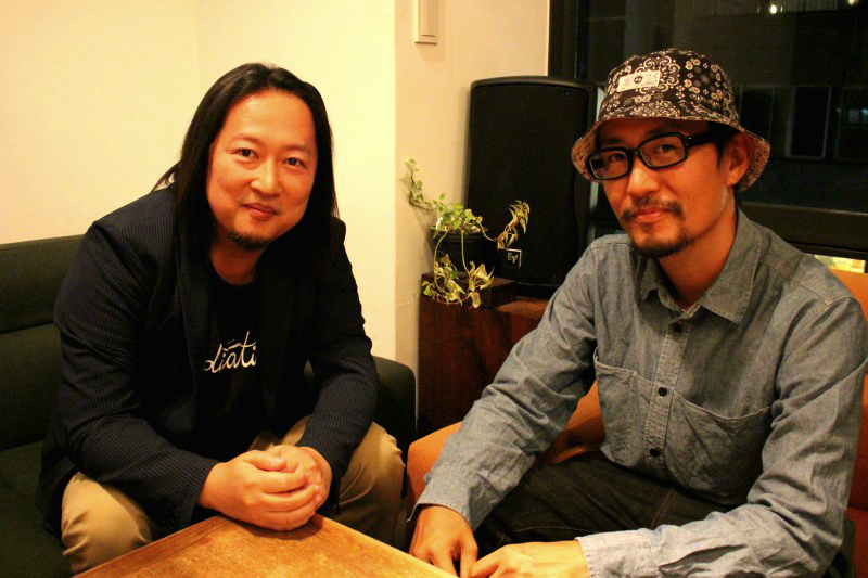Nujabesの右腕務めたUyama Hirotoが橋本徹と語る、〈freeform Nujabesの右腕務めたUyama Hirotoが橋本徹と語る、〈freeform
