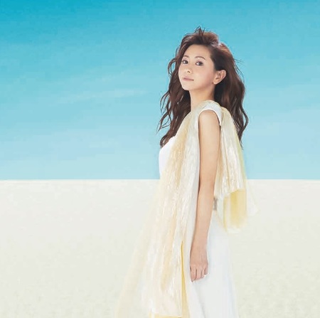 倉木麻衣 『Mai Kuraki Single Collection ～Chance for you～』  どの楽曲も息遣いはリアルに、サウンドはより鮮明にパワーアップ | Mikiki by TOWER RECORDS