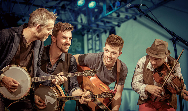 ウィ・バンジョー・スリー(We Banjo 3)『String Theory』アイルランドで今最も旬な〈ケルト・グラス〉を演奏する4人組が再来日!