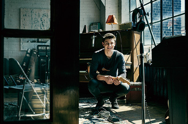 第2のジャスティン との呼び声高いショーン メンデス 自身のギターと歌に前向きな人生観込めた新作 Illuminate を語る Mikiki