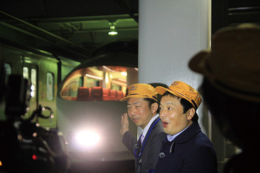 鉄道マニアのお笑い芸人、中川家礼二が鉄道会社を視察&車掌ものまねも