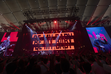 吉川晃司&布袋寅泰のCOMPLEX、10万人と音楽で奇跡を起こした夜 吉川晃司&布袋寅泰のCOMPLEX、10万人と音楽で奇跡を起こした夜