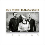 ギター&ピアノ兄弟デュオ・タウフィッキとイタリアの歌手バーバラ・カッシーニのコラボ作は、透明感ある音色の静謐な世界観と歌唱が相性抜群