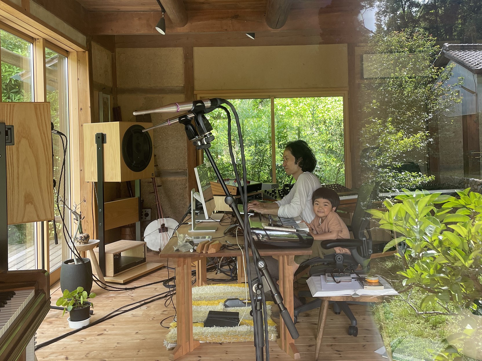 自然と人間の暮らしが交わる音楽――高木正勝が語る、幸福な時間と初夏を