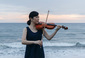 コーコーヤのバイオリニスト江藤有希、初ソロ作『hue』はジャンルから解き放たれた優美なインスト音楽