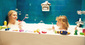 グレタ・ガーウィグ主演映画「マギーズ・プラン─幸せのあとしまつ─」が鮮やかな色彩と空間の変化で描く新次元の〈家族〉像