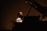 カルロス・アギーレ『La música del agua』 現代フォルクローレの先駆者や同世代の仲間と描いたラ・プラタ川めぐるピアノ弾き語り