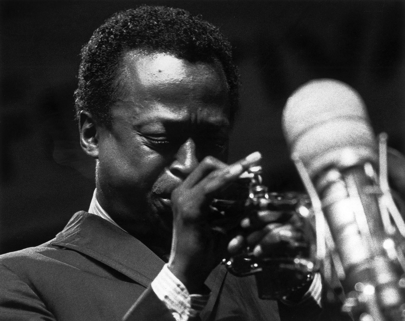 マイルス・デイヴィス（Miles Davis）『コンプリート・ライヴ・アット・ザ・プラグド・ニッケル1965』今も色褪せない驚異的な演奏、その生々しさを坪口昌恭が綴る  | Mikiki by TOWER RECORDS