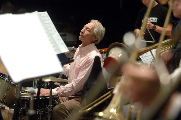 世界一のロック・バンドを支えるジャズ・ドラマー、チャーリー・ワッツ(Charlie Watts)の職人気質を名門ビッグ・バンドを迎えた新作から紐解く