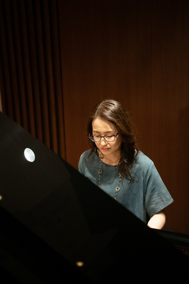 西山瞳のピアノソロ作『Songs』がリリース 初期人気曲の再録や新曲を