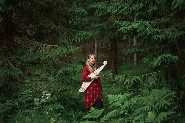 マリ・カルクン『ILMAMÕTSAN（森の世界の中で）』 現代の感覚で古い伝統を伝えるアーティスト
