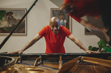 ララージ（Laraaji）『Sun Piano』ニューエイジの重鎮による多層的な魅力をもったピアノ作品