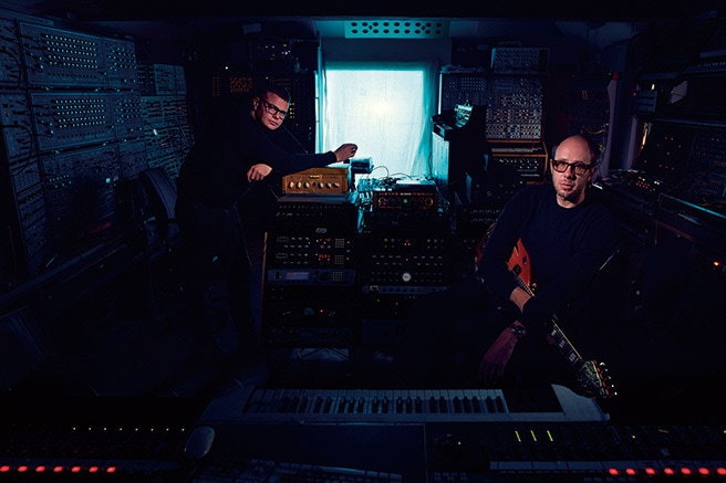 ケミカル・ブラザーズ、充実の新作『Born In The Echoes』完成―何度と