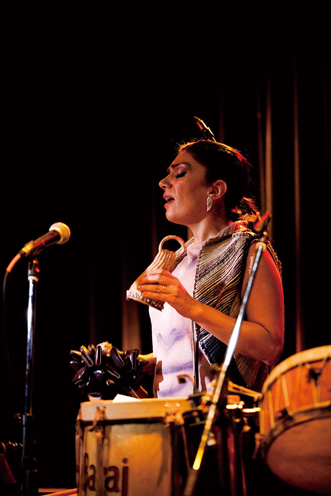 アルゼンチン・フォルクローレの境界拡げるマリアナ・バラフ、ライヴに近い試みのリピート多重録音で仕上げた新作を語る Mikiki by