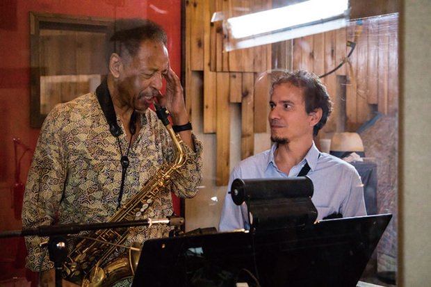ダフニス・プリエト・ビッグバンド『BACK TO THE SUNSET』 クラーヴェの捧げ物―ラテン・ジャズ・ドラマー、ダフニス・プリエトの最新プロジェクト
