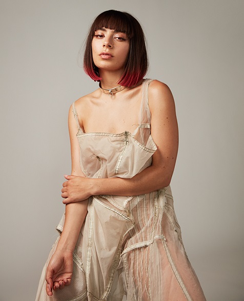 チャーリーXCX『Charli』オッドとポップを折衷した新アルバムの魅力と