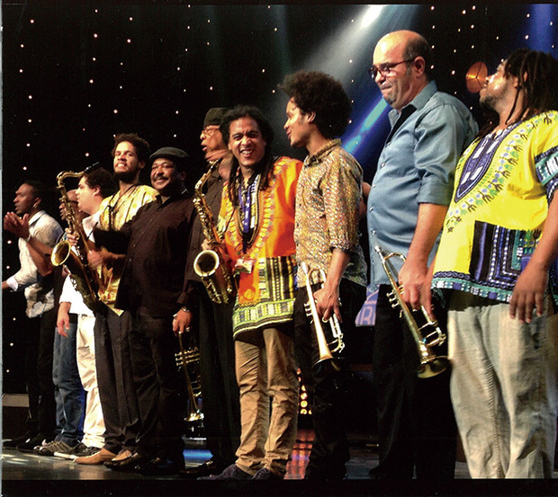 キューバのチューチョ・ヴァルデスが伝説のバンド〈イラケレ〉の音楽とスピリット伝えるトリビュート・ライヴがパッケージ化