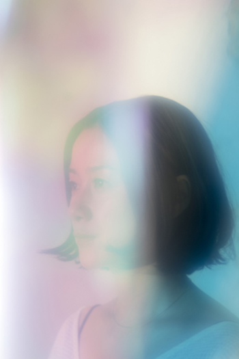 原田知世 『L'Heure Bleue』 〈どこへでも 飛び立てる〉という彼女の新しい旅の始まりを告げるアルバム | Mikiki by TOWER  RECORDS
