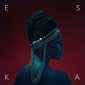 エスカ 『Eska』 ハーバートらがプロデュース、アフリカの民族性受け継ぐSSWの〈ジャンルを超越した霊歌〉的な歌声が◎な初作