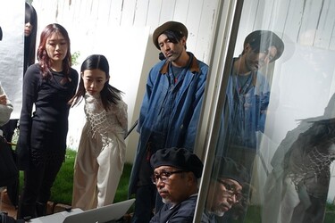 羊文学がNO MUSIC, NO LIFE.ポスターに登場、撮影レポートをお