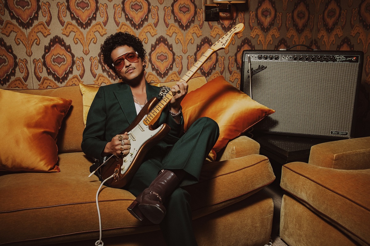 ブルーノ・マーズ（Bruno Mars）によるフェンダー限定シグネイチャーギターが発売　愛用の69年ストラトキャスターを忠実に再現