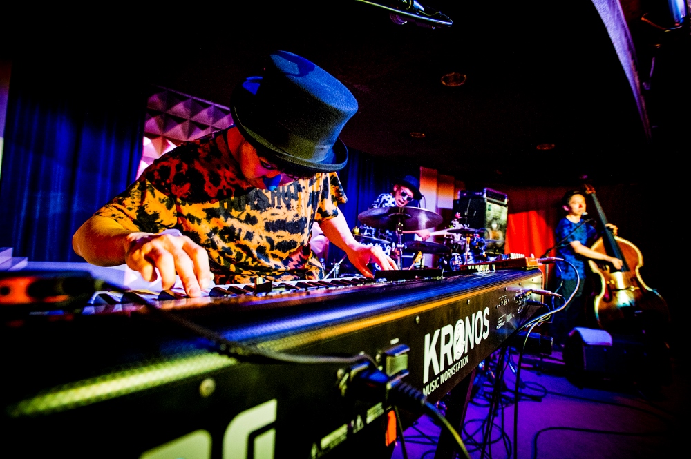 ミュージック HZETTRIO2013-2018 MUSIC VIDEO COLLECTION 2枚組DVD「H ZETTRIO 2013-2018 ～MUSIC VIDEO COLLECTION～」がライヴ