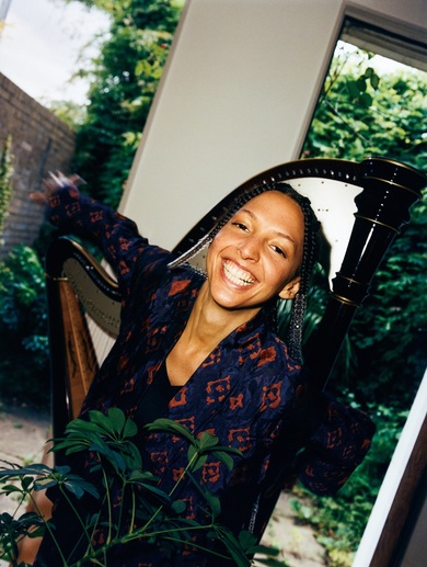 ナラ・シネフロ（Nala Sinephro）の初来日前に届いた2作目は、進化を