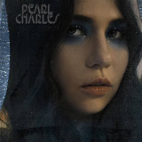 パール チャールズ Pearl Charles Magic Mirror 開放的なポップネスとカントリー ソウル感覚が絶妙に混ざり合う Mikiki パール チャールズ Pearl Charles Magic Mirror 開放的なポップネスとカントリー ソウル感覚が絶妙に混ざり合う Mikiki