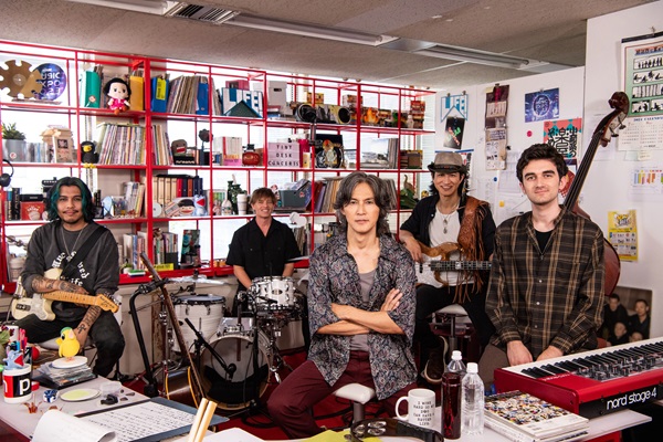 稲葉浩志がNHK「tiny desk concerts JAPAN」レギュラー放送初回