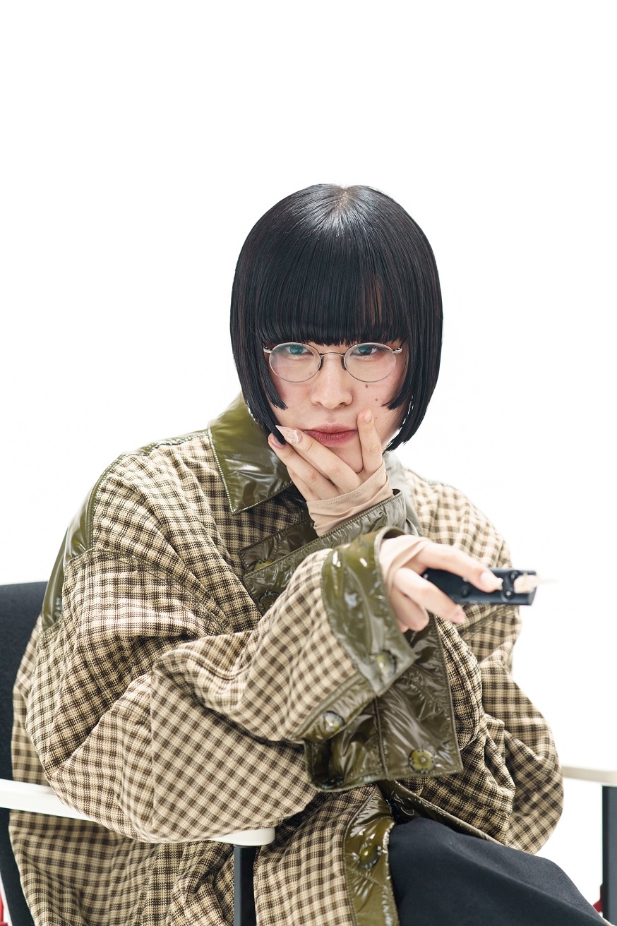 長谷川白紙の新作『魔法学校』リリース記念、タワレコ新宿店でサイン会