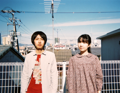 ラッキーオールドサン、若い2人の幸せな姿映した“旅するギター”のMVを