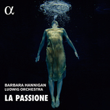 バーバラ・ハンニガン（Barbara Hannigan）、ルートヴィヒ管弦楽団『ラ・パッショーネ』オランダの精鋭たちと〈受難〉3作品を綴る意味深いコンセプト作