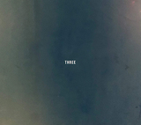 さよならポエジー『THREE』グッド・メロディーとリリカルな詞で伝える灰青のエモーション