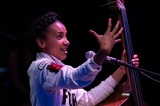 エスペランサ・スポルディング（Esperanza Spalding）はどこへ行く? 〈癒し〉の新作『Songwrights Apothecary Lab』に聴くジャズ衝動と創造性