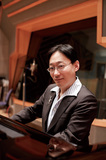 NHK-FM「弾き語りフォーユー」でお馴染みのピアニスト・小原孝、番組へのリクエスト曲中心に幅広く選曲された新作
